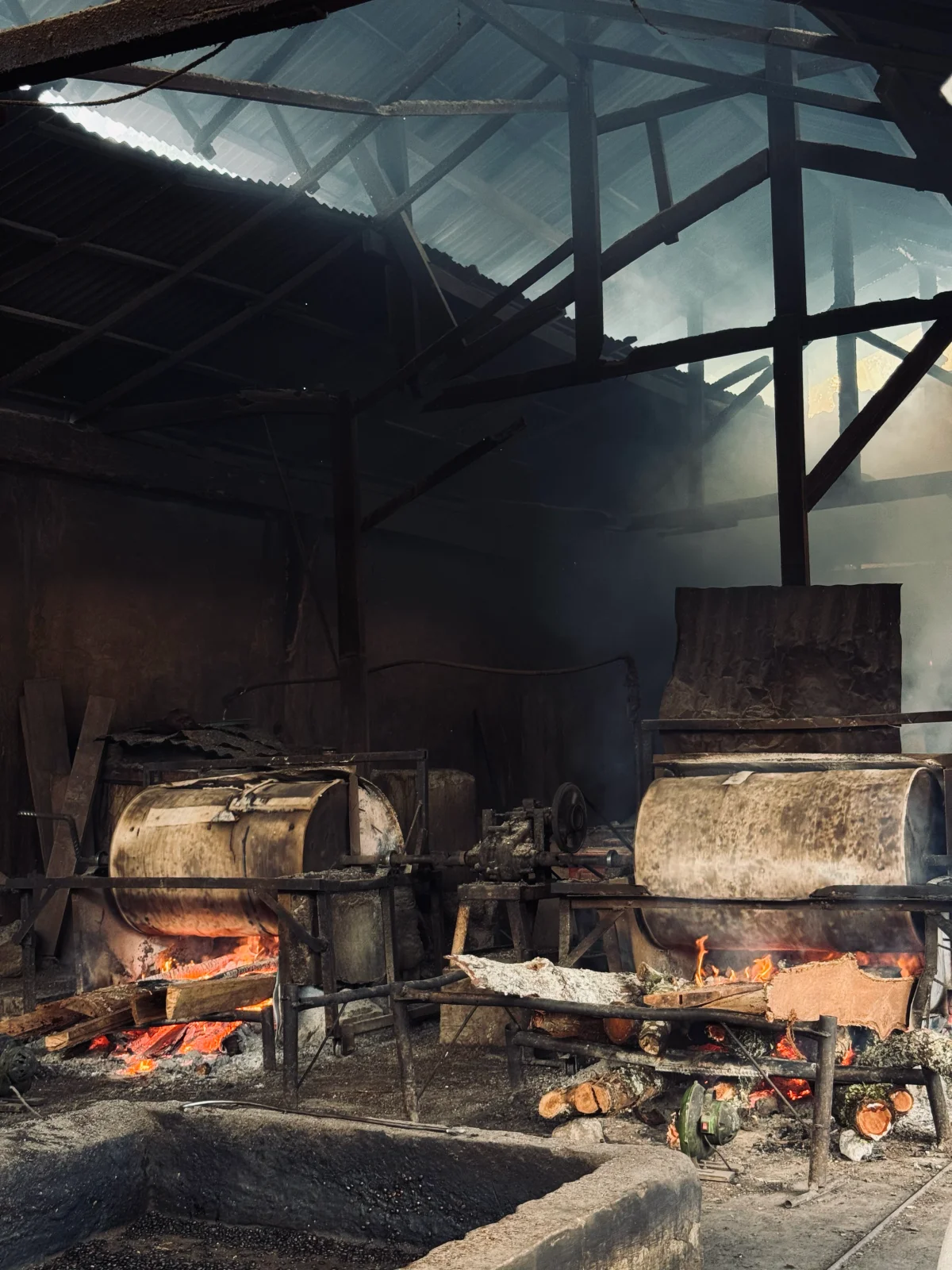 Menjaga Keaslian Rasa dengan Roasting Tradisional Kayu Bakar